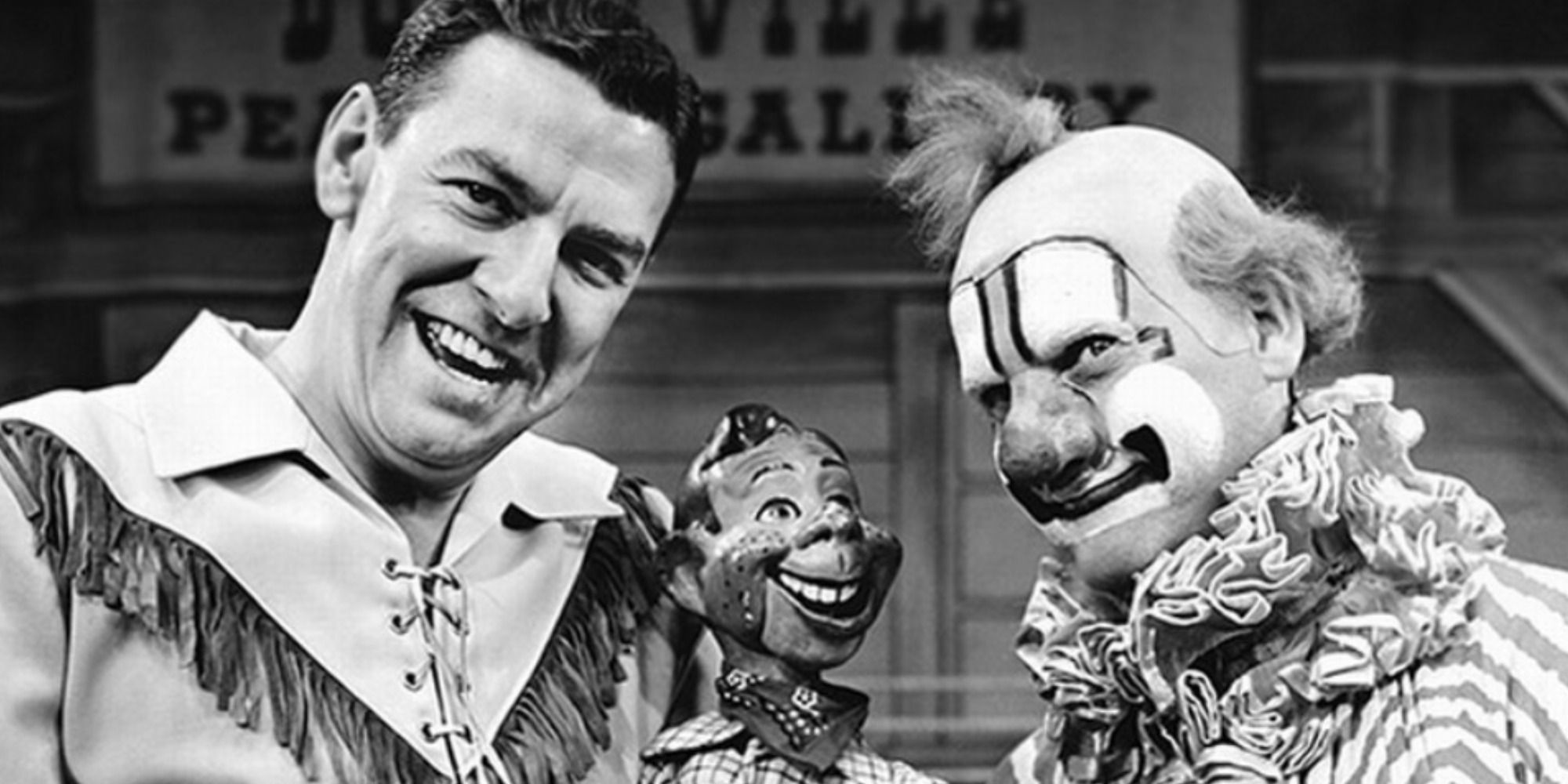 Buffalo Bob (Robert Emil Schmidt) in "Howy Doody" con una marionetta tra i bambini