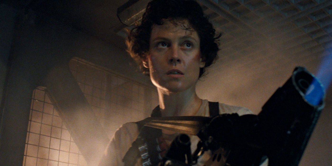Ellen Ripley pointing a gun towards the Alien Queen in Aliens (1986)