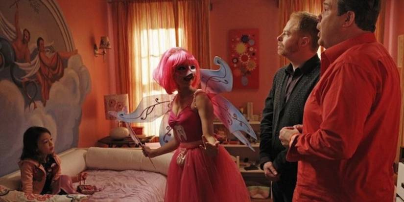 Modern Family: Mitch & Haley's 10 Best Friendship Moments, Ranked