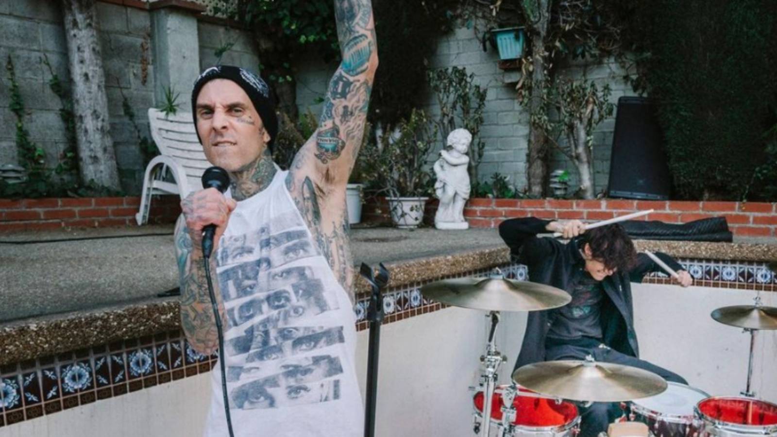 KUWTK Travis Barker Calls Kourtney 'Love Of My Life' After Disney Trip(00)