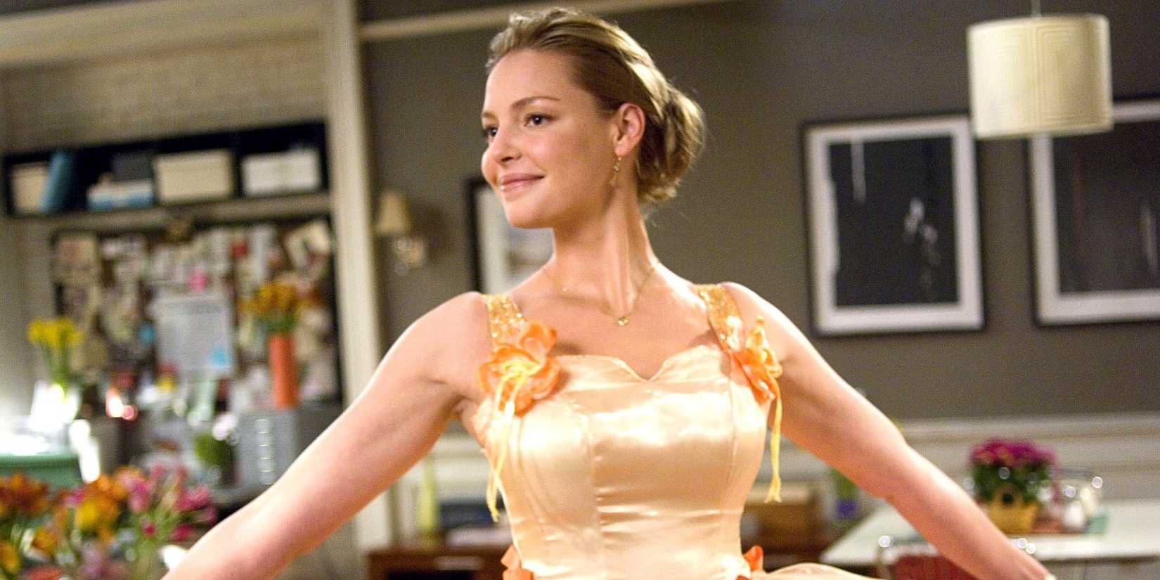 Katherine Heigl as Jane modelling a bright yellow dress in 27 Dresses. 