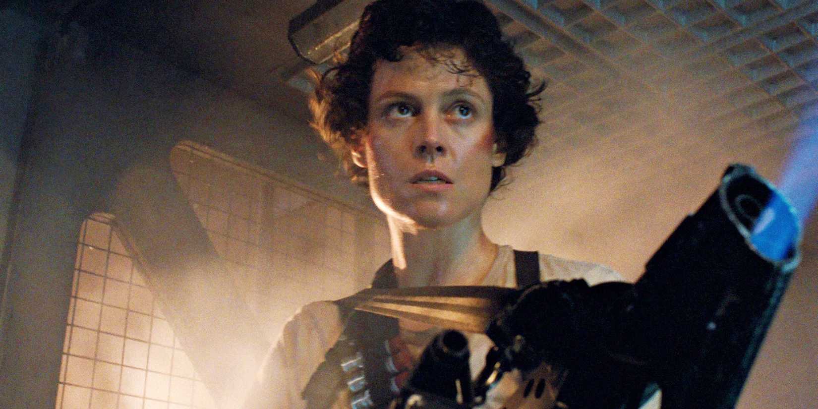 Sigourney Weaver, como Ripley, se prepara para atacar em Aliens (1986).