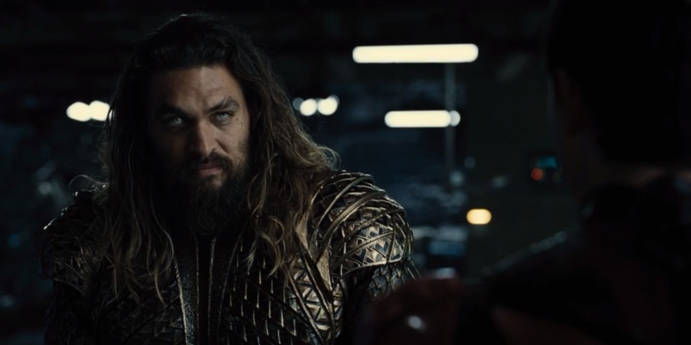 Aquaman-Talking-To-The-Flash-In-The-Batc