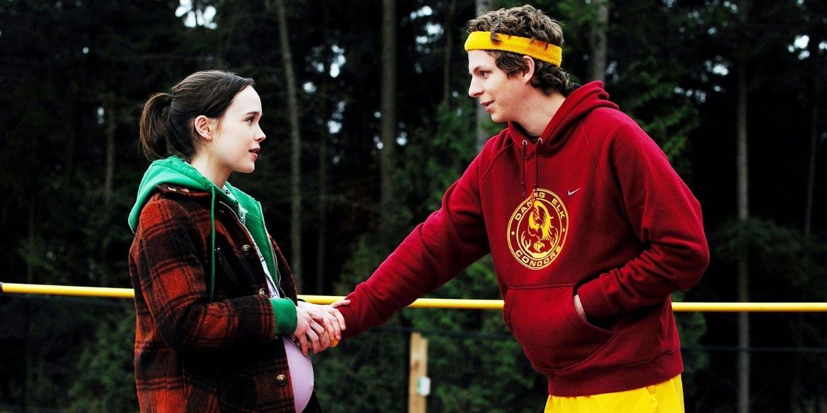 Paulie holding Juno's pregnant belly in Juno (2007)