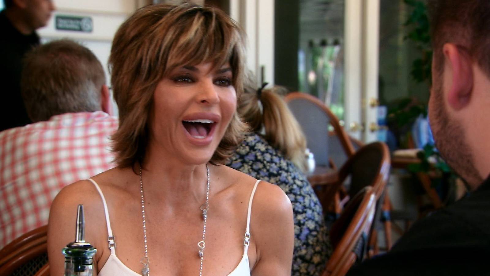 RHOBH: Lisa Rinna Denies Owing Sutton A Thank You For Gala Tickets