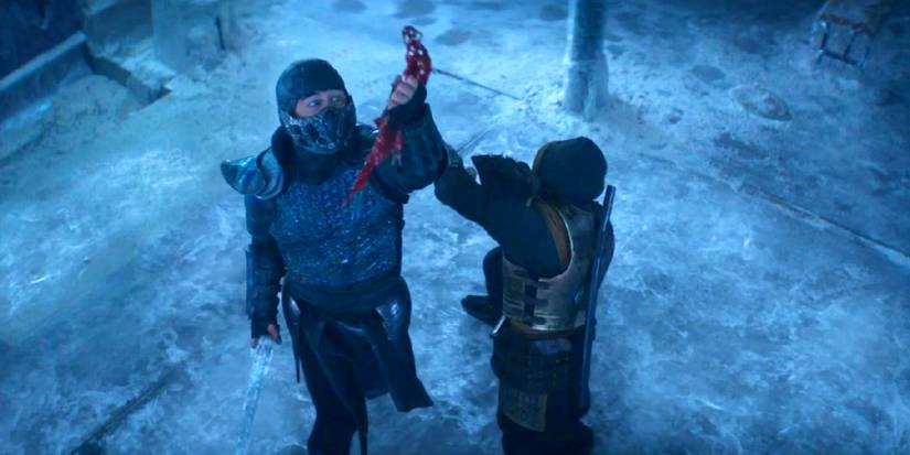 Scorpion (Hiroyuki Sanada) prestes a ser esfaqueado por Sub-Zero (Joe Taslim) com uma lâmina de sangue em Mortal Kombat (2021)