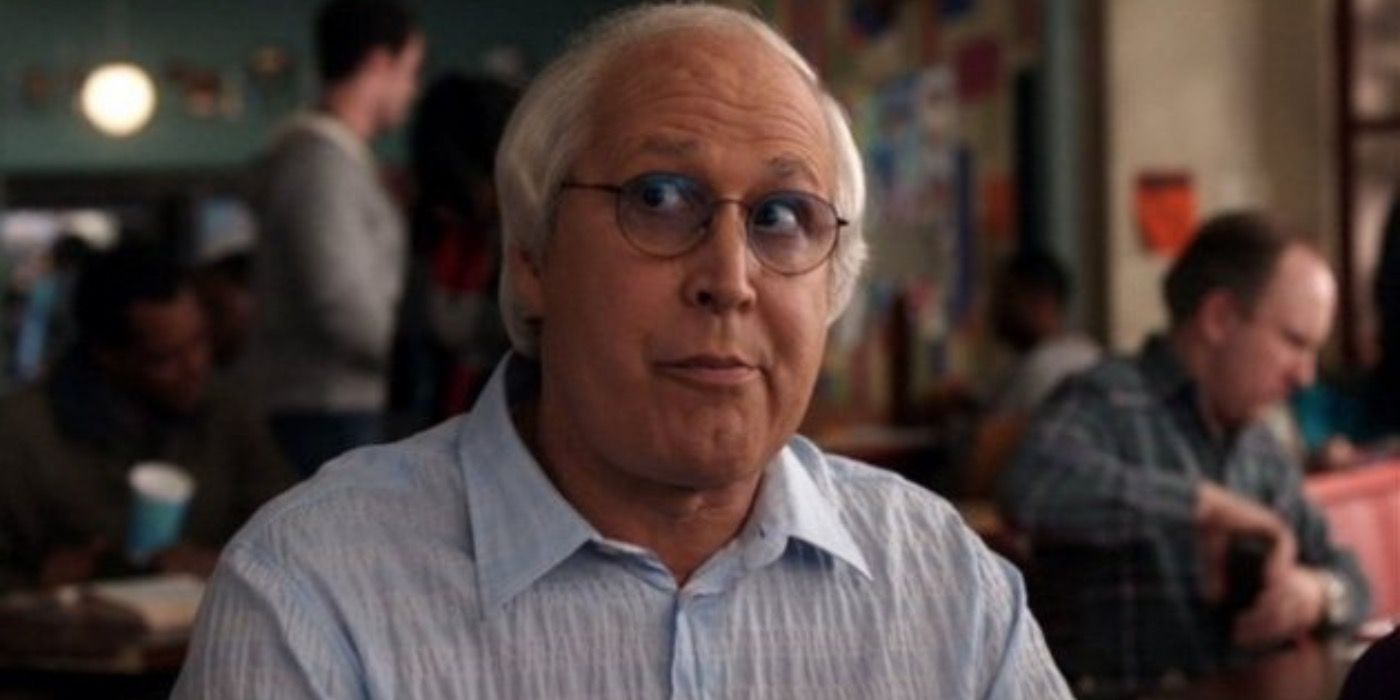 Chevy Chase como Pierce Hawthorne en la cafetería de Greendale en Community