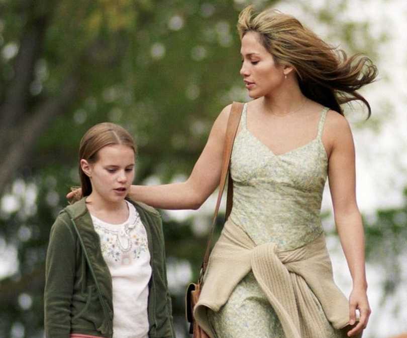 An Unfinished Life Jennifer Lopez as Jean, walking with her daughter
