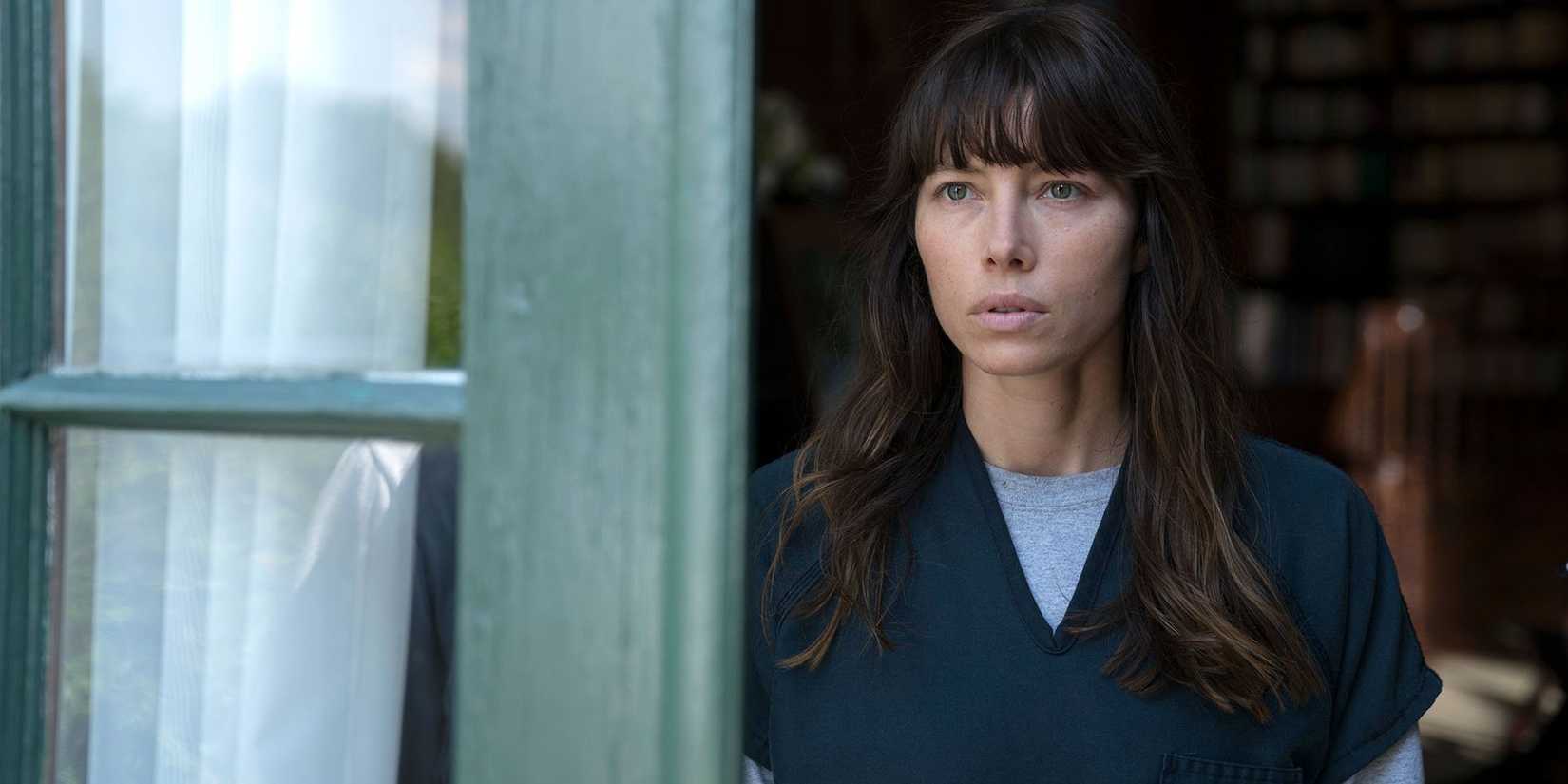 Cora Tannetti (Jessica Biel) retraces her memories at the Beverwyck club