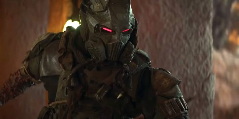 Kabal (Daniel Nelson) em pose com armadura completa do filme Mortal Kombat (2021)
