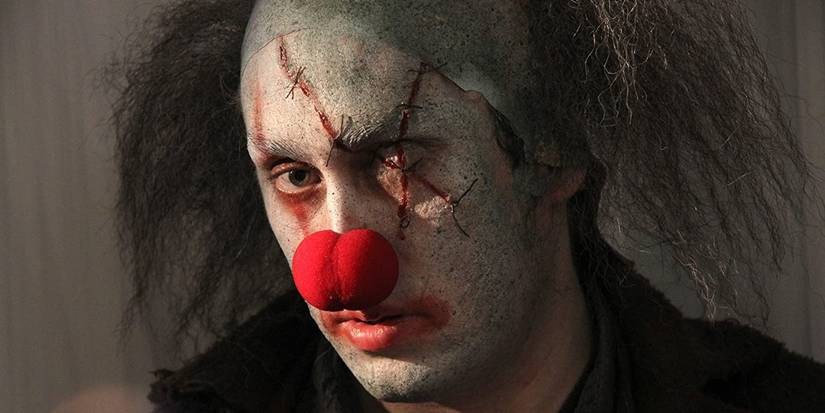 Palhaço de Stitches olhando para o lado para a câmera.