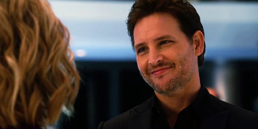 Maxwell Lord sorridente na primeira temporada de Supergirl