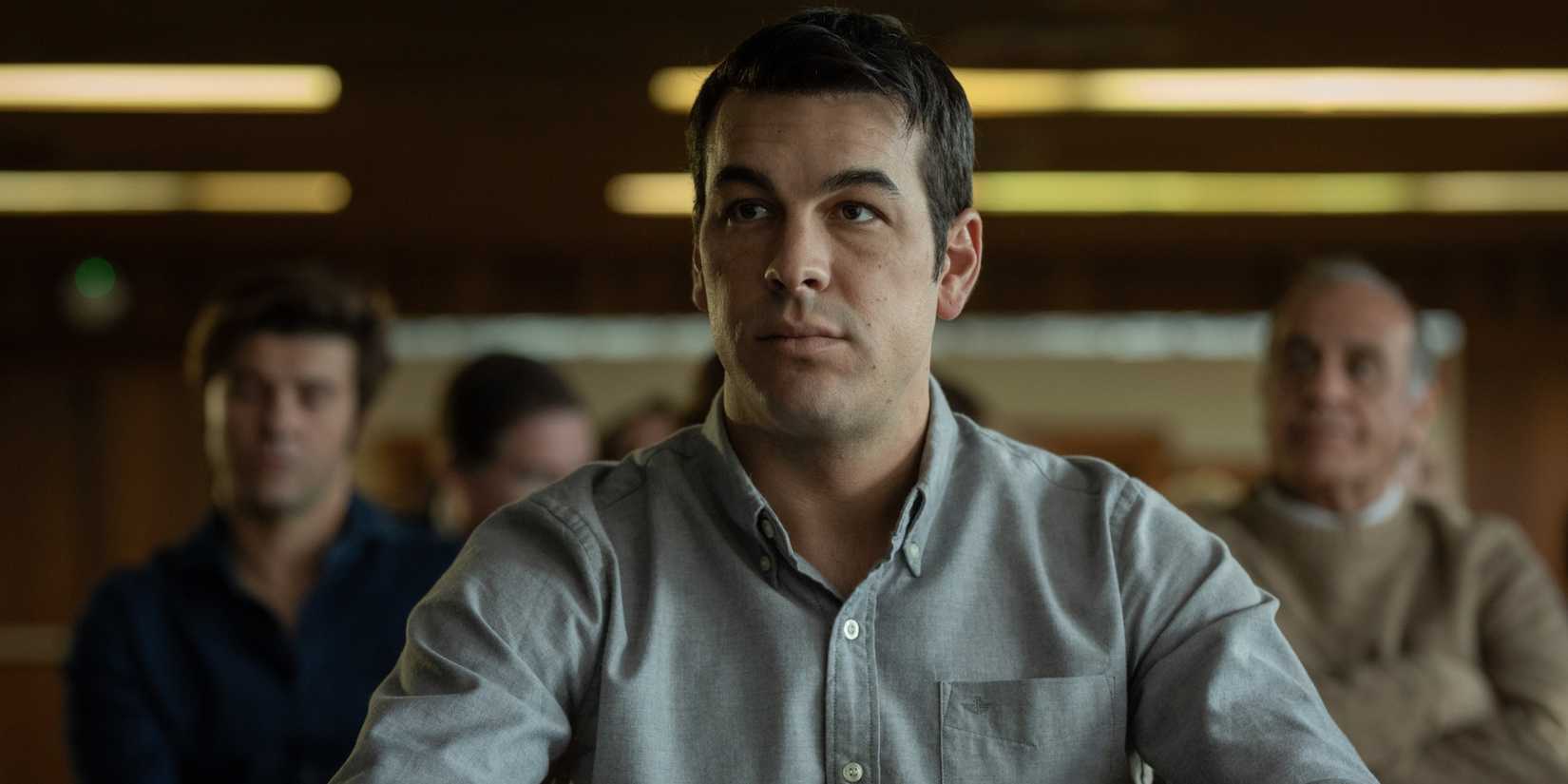 Mario Casas como Mateo Vidal sentado em tribunal em The Innocent na Netflix