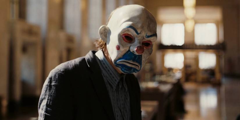 The Dark Knight: 5 Ways The Opening Scene Is Perfect (&5 The Ending Is)