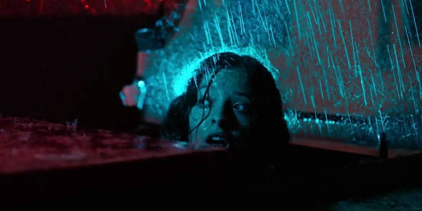 Uma mulher levanta a cabeça na chuva em The Last Matinee, filme de terror