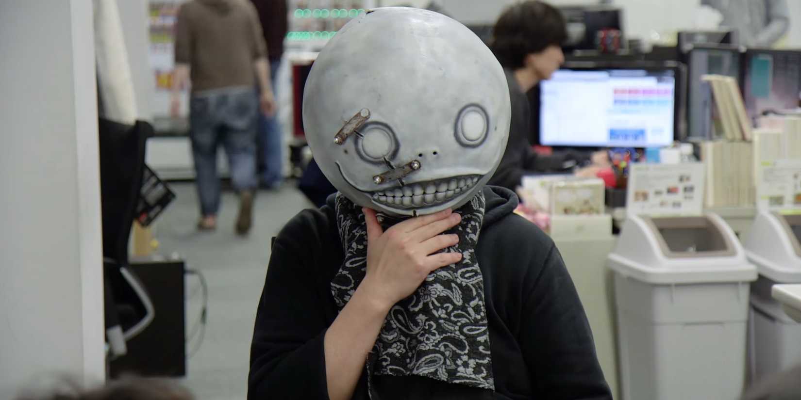 Yoko Taro de máscara.