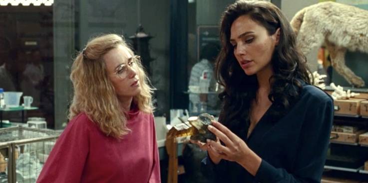 Diana Prince talks with Barbara Minerva over an artifact at the Smithsonian in Wonder Woman 1984.jpg?q=50&fit=crop&w=737&h=368&dpr=1