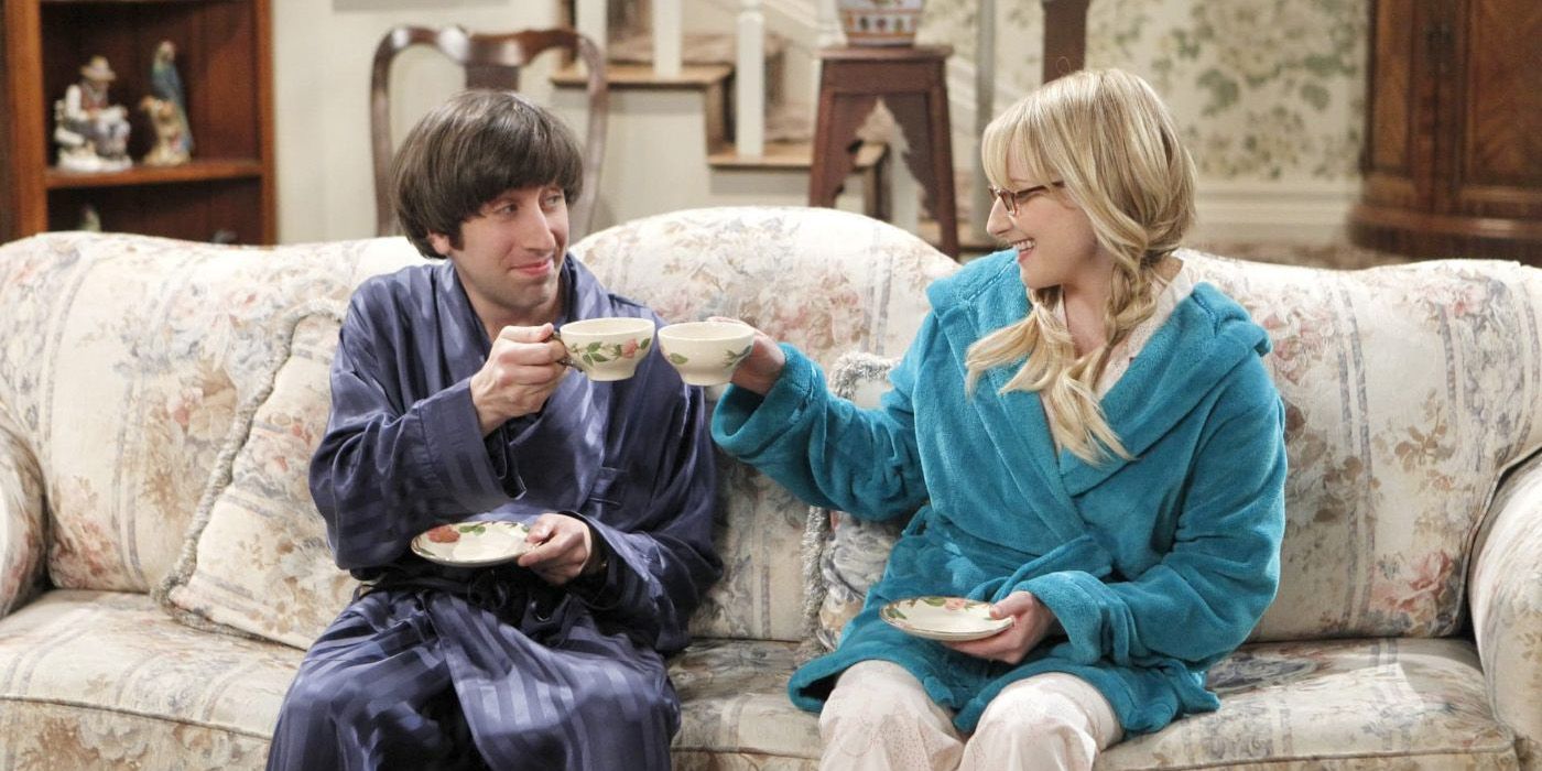 Howard and Bernadette drinking tea on the couch