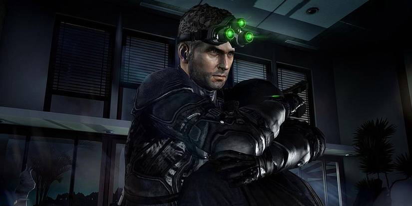 Sam Fisher grabs an enemy combatant from behind