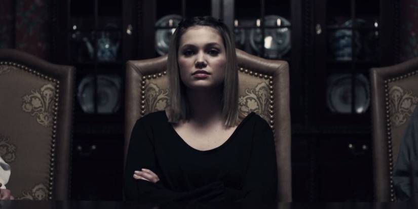 Olivia Holt como Kate Wallis de 1995 em Cruel Summer