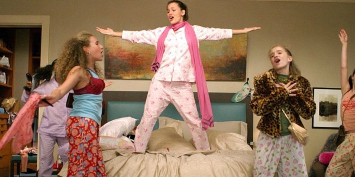 Jenna in pajamas singing on top of her bed in 13 Going On 30