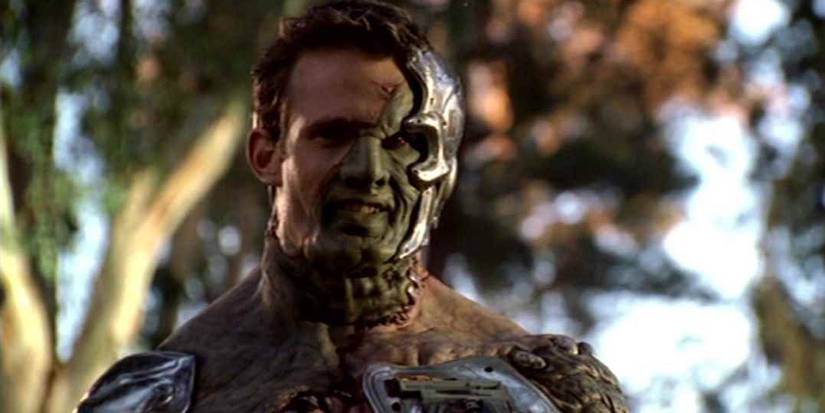 Adam em um parque em Buffy The Vampire Slayer