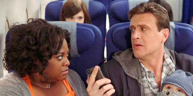 An-image-of-Marshall-and-Daphne-sitting-on-a-plane-in-How-I-Met-Your-Mother.jpg (740×370)