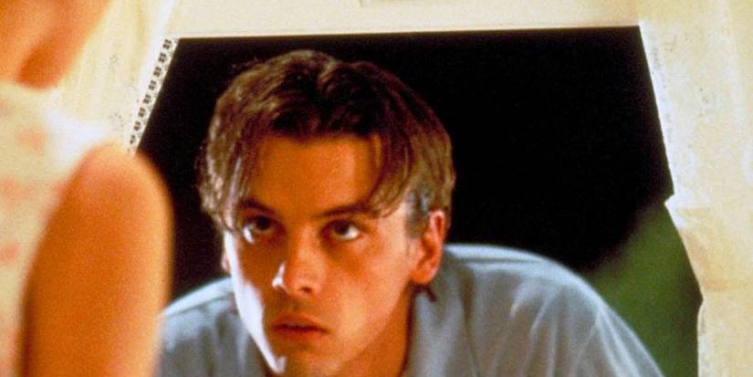 Billy Window olhando para Sidney através de uma janela em Scream