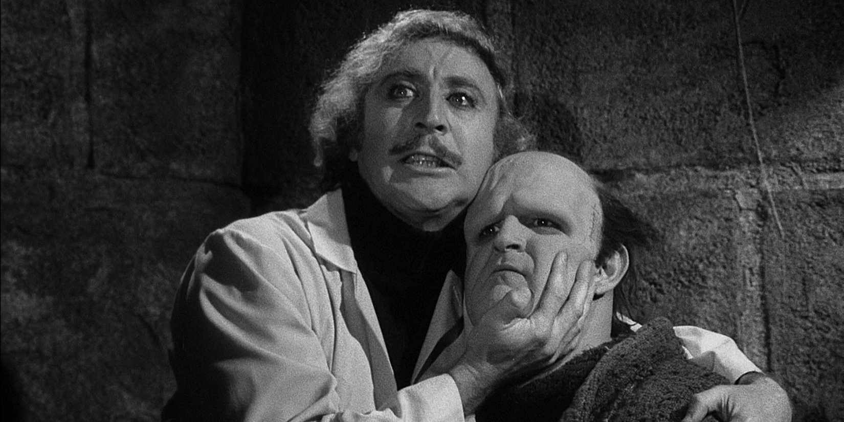 Dr Frankenstein segurando o monstro em Young Frankenstein