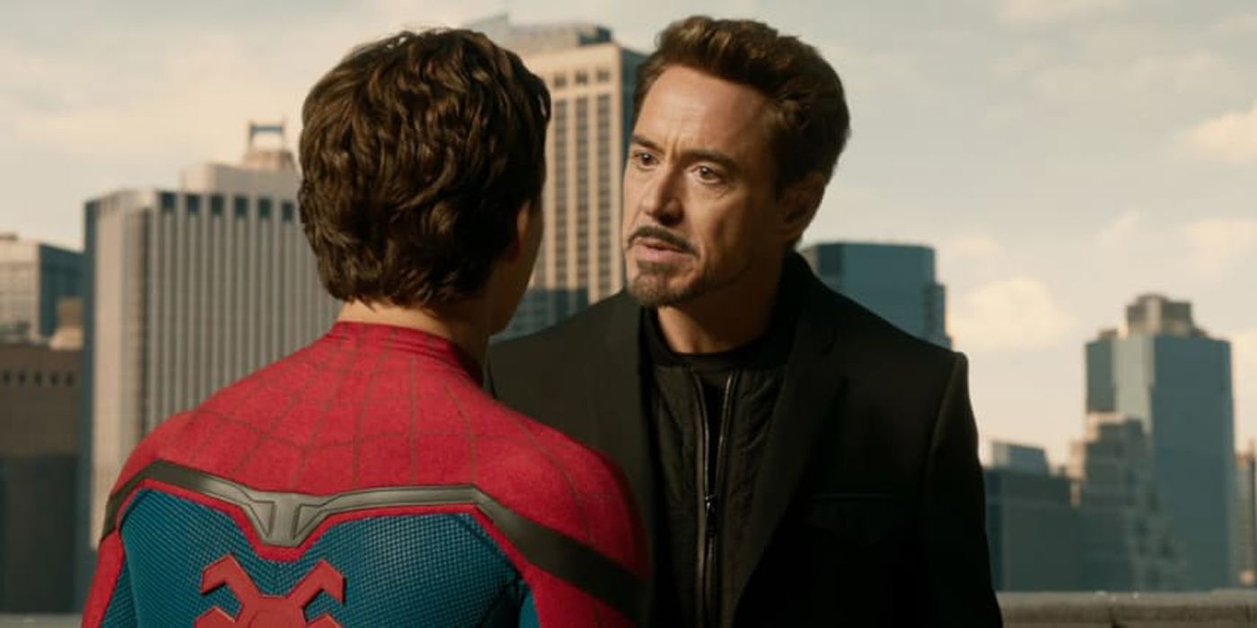 O Homem de Ferro de Robert Downey Jr. dando uma palestra para o Homem-Aranha de Tom Holland em Homem-Aranha: De Volta ao Lar
