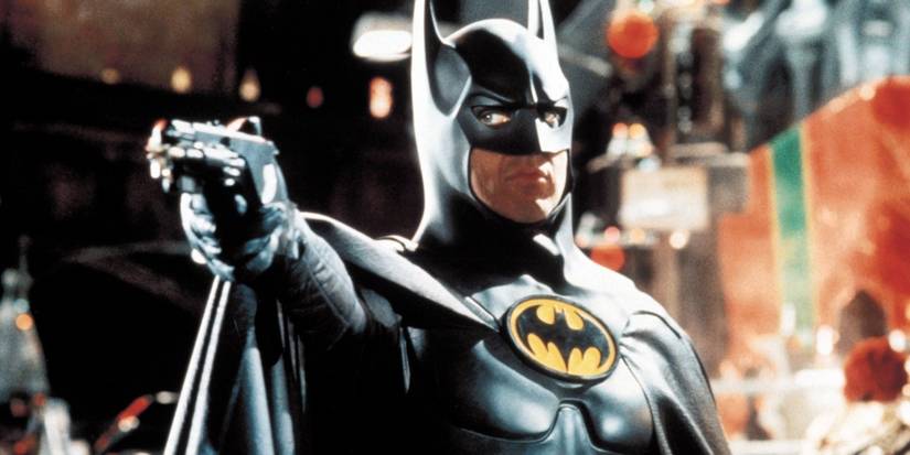 Batman aims his grappling gun in Batman Returns