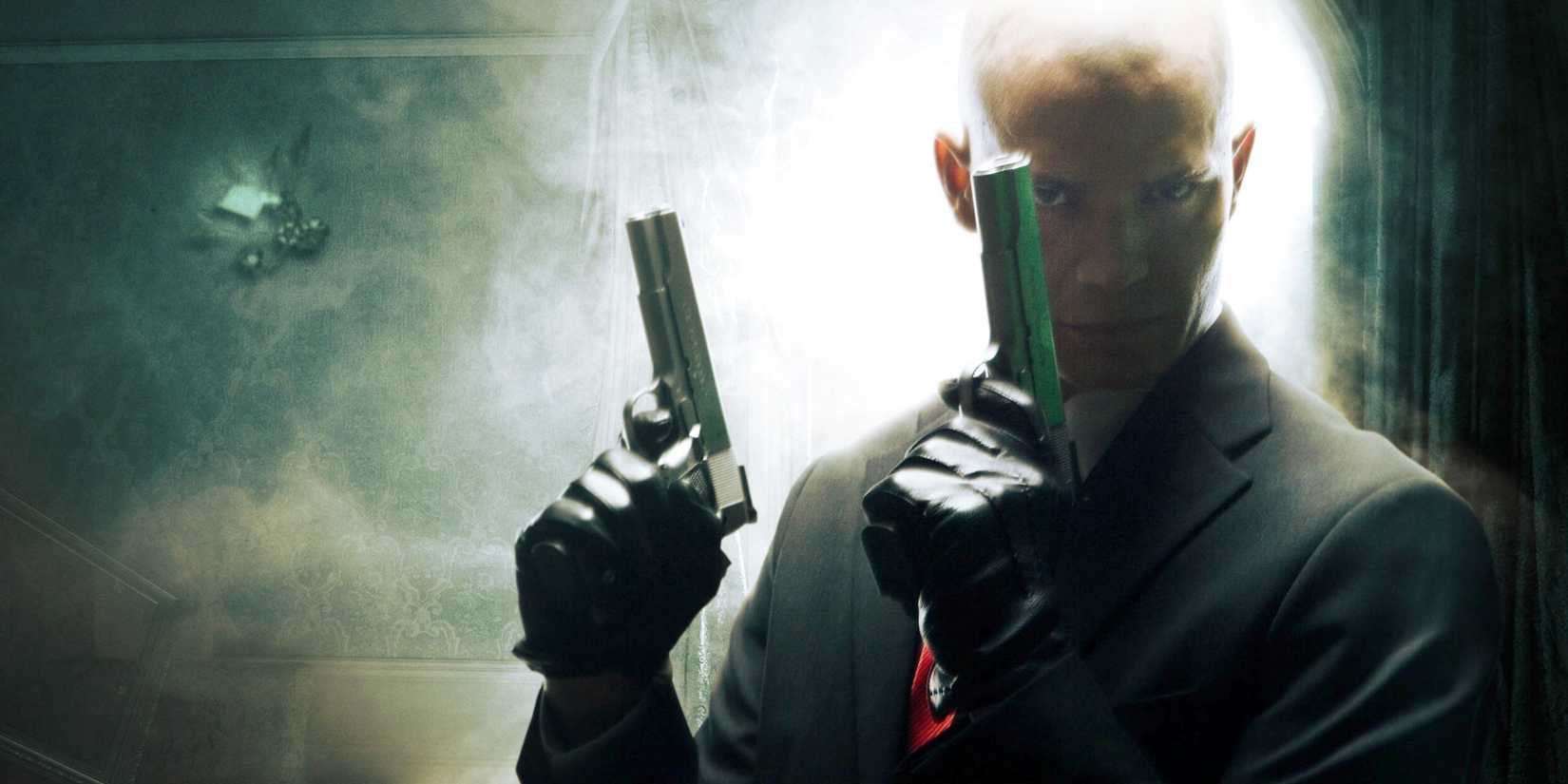 Agent 47 (Timothy Olyphant) wielding guns in Hitman