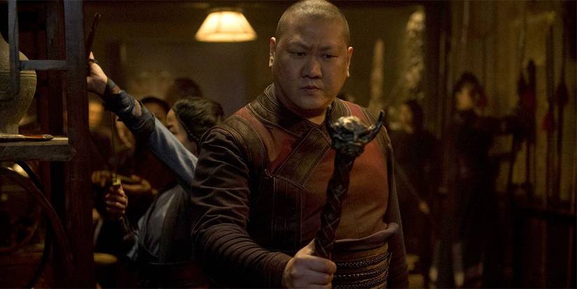 Wong segura um cetro em Doutor Estranho