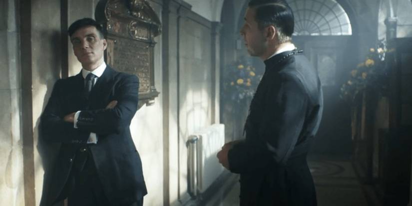 Padre Hughes provoca e confronta Tommy na abertura da Fundação Grace Shelby em Peaky Blinders