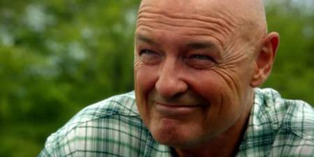Joe White sorridendo calorosamente