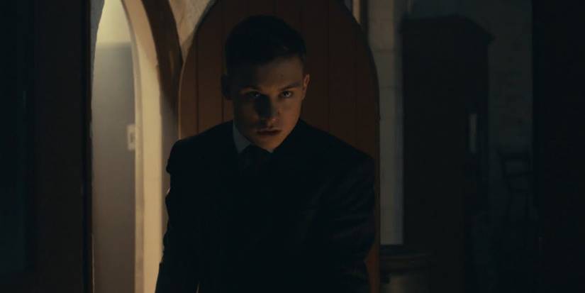 Michael Gray confronta e mata o Padre Hughes em Peaky Blinders
