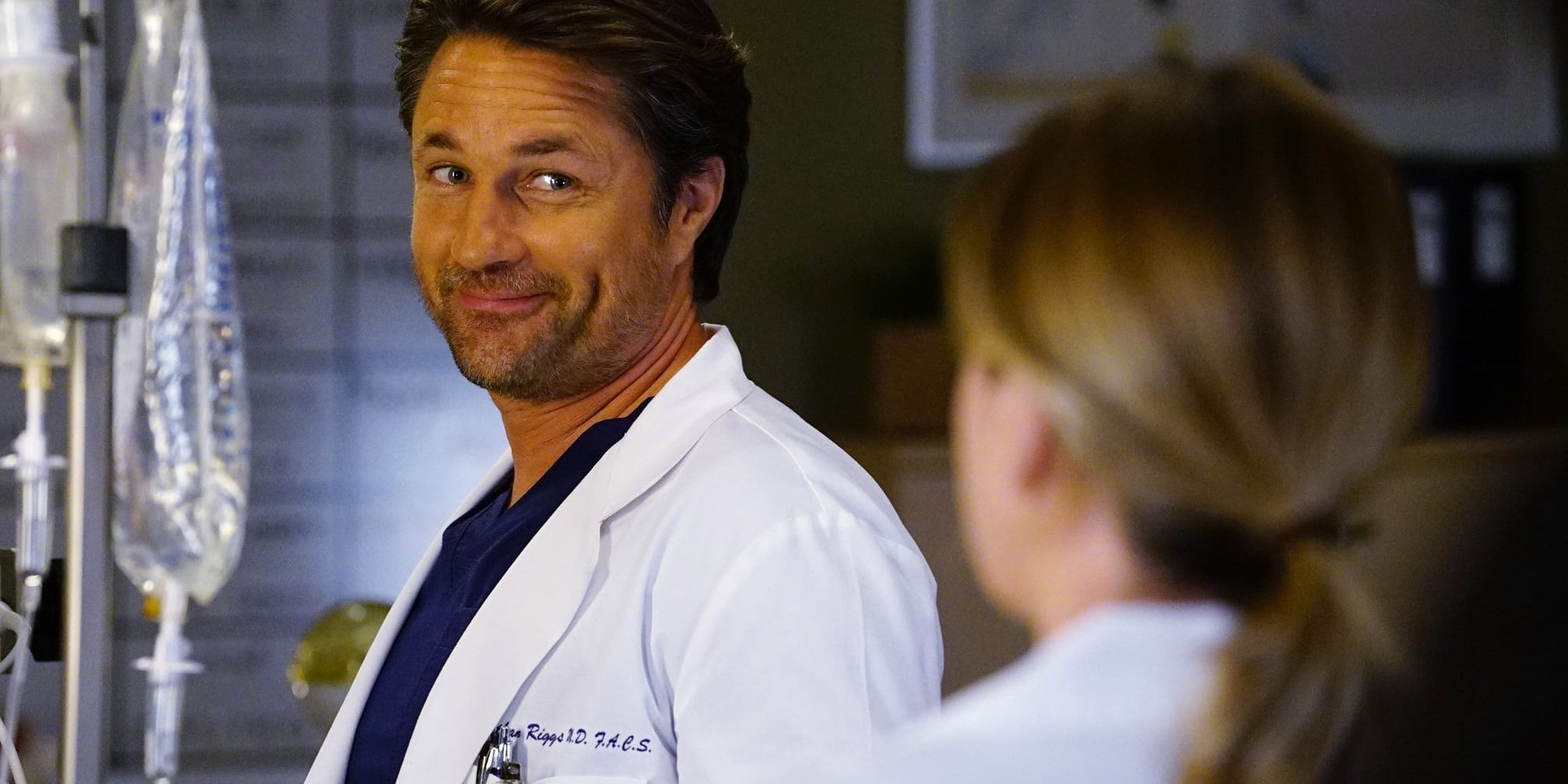 Riggs flirts with Meredith inside a ward in Grey's Anatomy