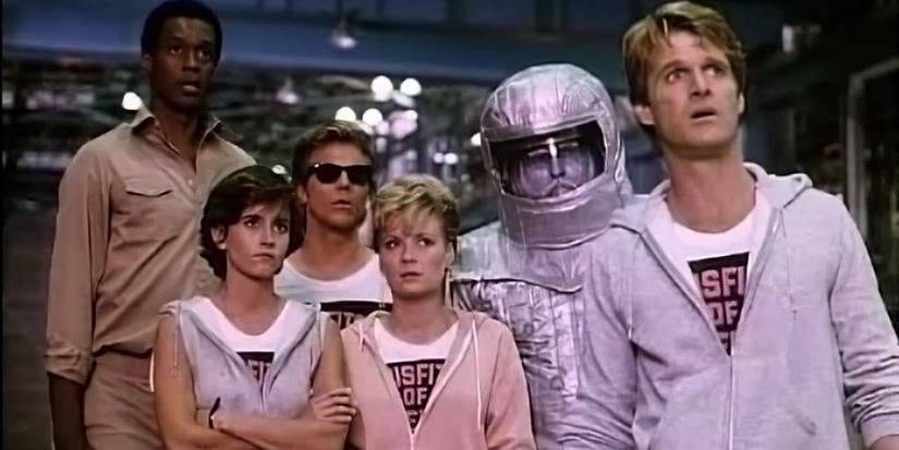 O elenco de Misfits of Science em pé e olhando para o céu.