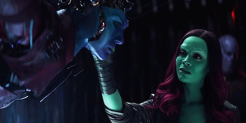Gamora toca o rosto de Nebula enquanto ela está aprisionada em Vingadores: Ultimato