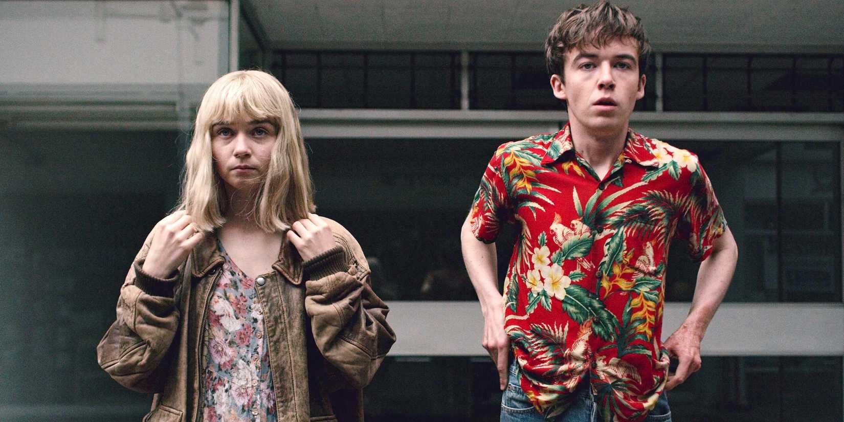 James und Alyssa von End-Of-The-F***ing-World stehen zusammen und sehen verängstigt oder aufgebracht aus.