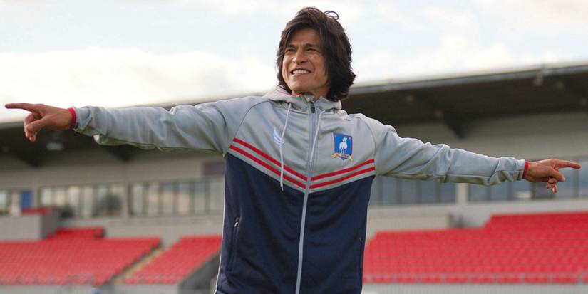 Dani Rojas com os braços abertos em Nelson Road em Ted Lasso.