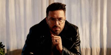 Danny Gokey regardant la caméra