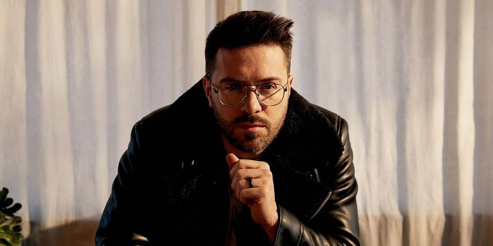 Danny Gokey regardant la caméra