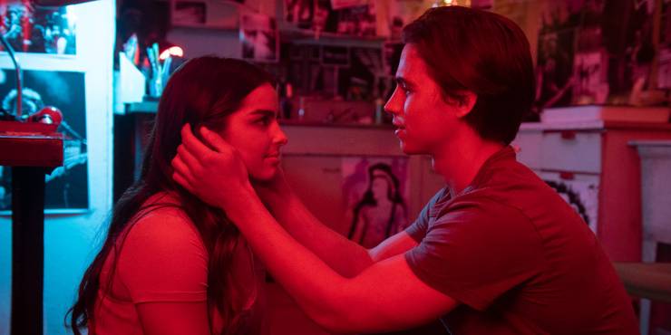Why Netflix Never Really Cared If Its Movies Were Good (& Why We Will Still Watch Them) 4 Hes All That Padgett and Cameron red room.jpg?q=50&fit=crop&w=740&h=370&dpr=1