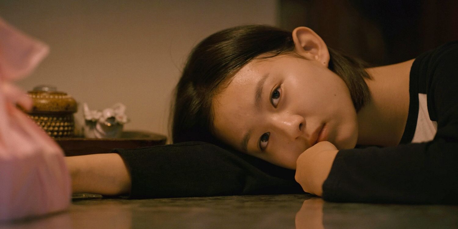 Ji hu Park as Eun hee in House of Hummingbird