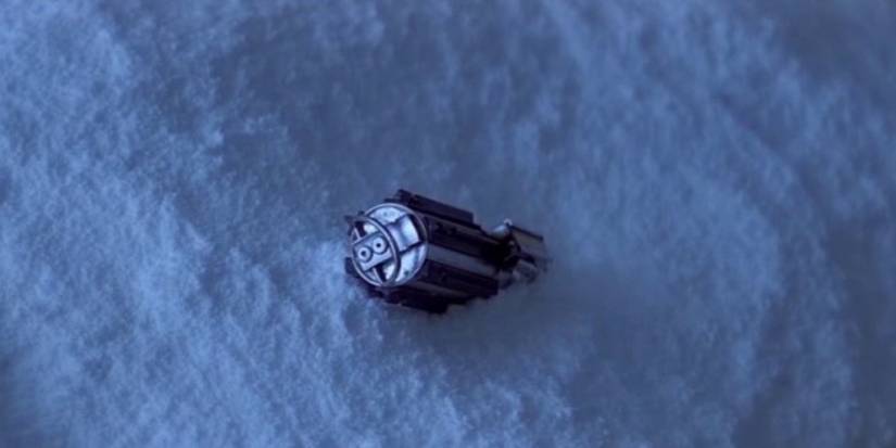Lightsaber de Luke Skywalker presa na neve em Hoth