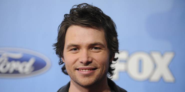 Michael Johns d'American Idol souriant à la caméra