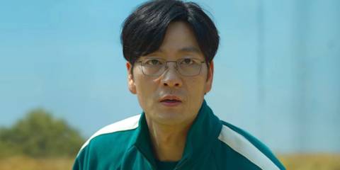 Cho Sang Woo looking intently to the distance in Squid Game