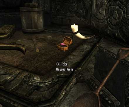 Необычный камень в Skyrim, сидящий на каменном столе