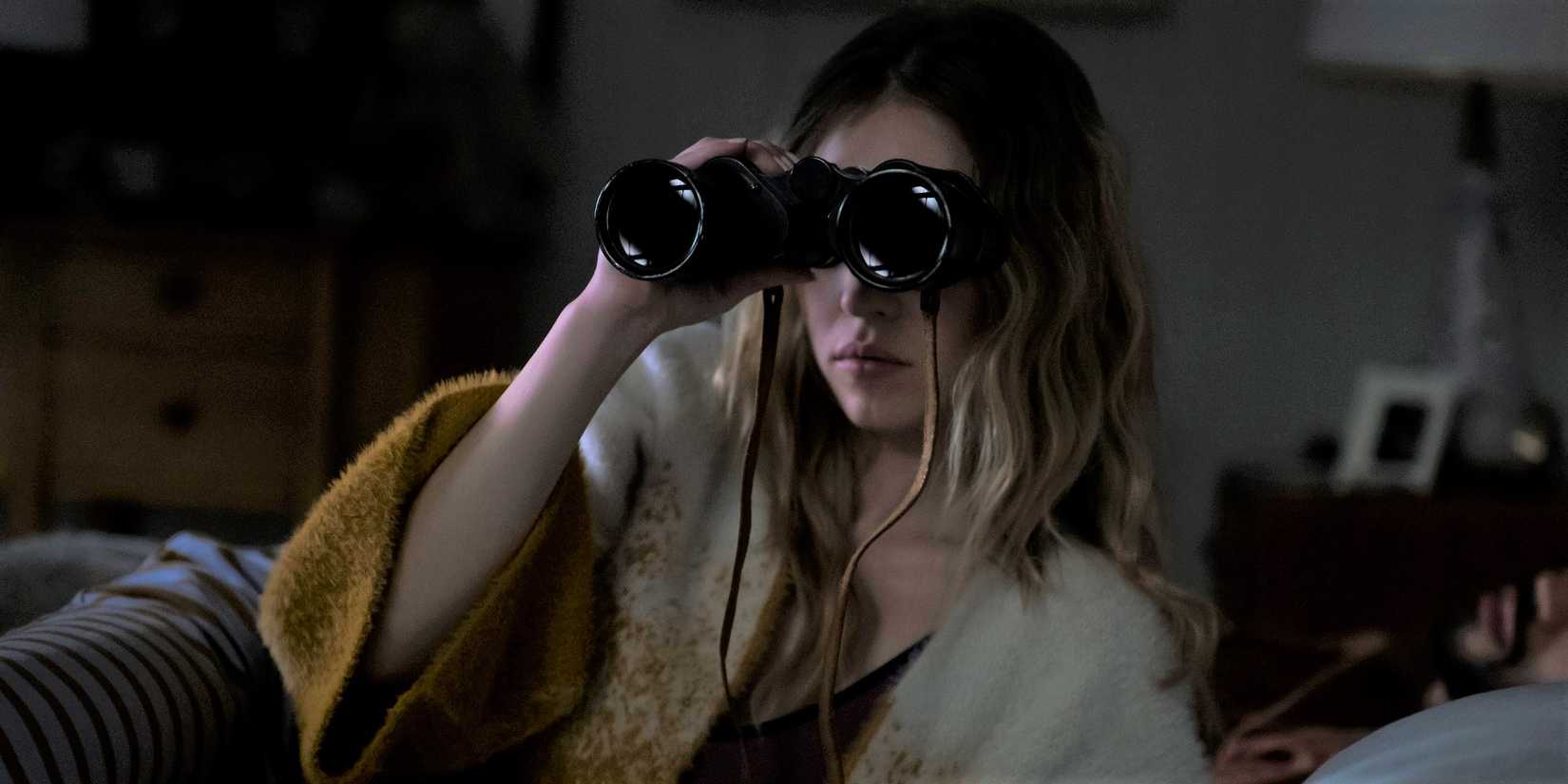 Sydney Sweeney olha através de binóculos em The Voyeurs